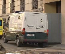 O furgón da garda civil que trasladou os detidos / Imaxe: eitb24